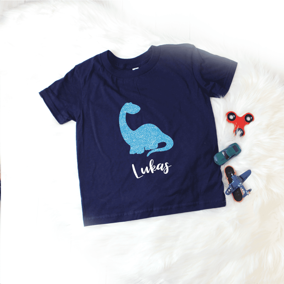 Kinder T-Shirt mit Dino und Name aus 100% Baumwolle - Herzpost
